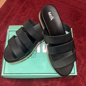 🖤🖤BRAND NEW WITH TAGS🖤🖤 SIZE 9 1/2 MIA Black Triple Strap Sandals